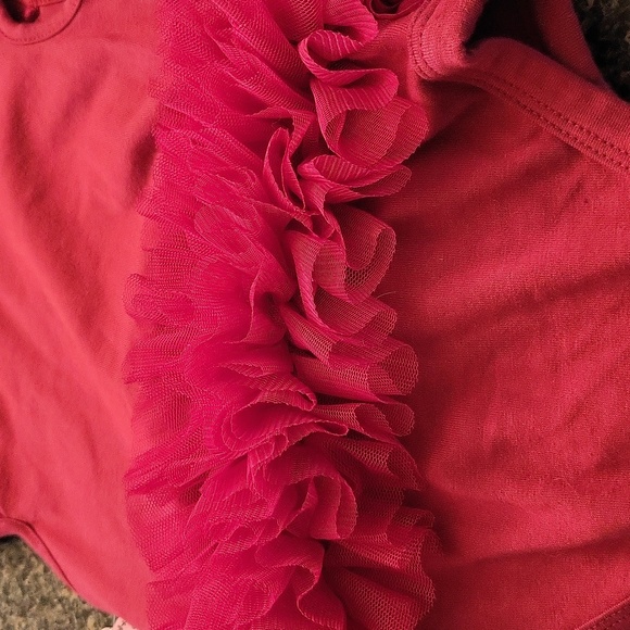 NWT adorable deep red onesie/bodysuit with rose design - Picture 5 of 6